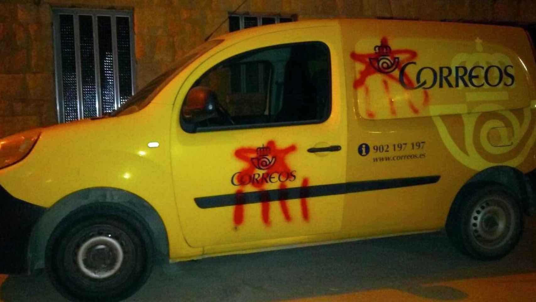 Una furgoneta de Correos vandalizada con estelades / TWITTER