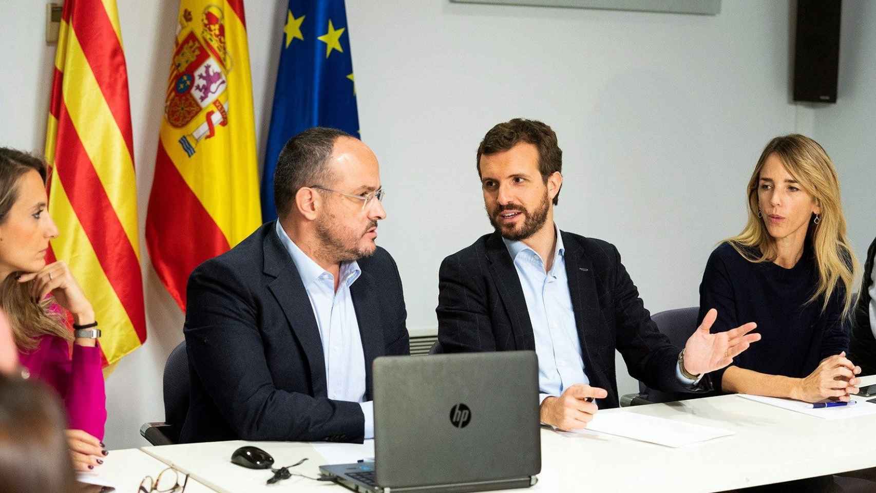 El presidente del PP, Pablo Casado, junto al líder del PPC, Alejandro Fernández, y la candidata al Congreso por Barcelona, Cayetana Álvarez de Toledo / EFE