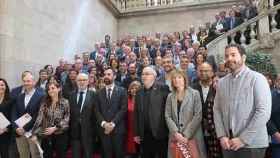 El consejero de Enseñanza Josep Bargalló junto al resto de firmantes del Pacto contra la Segregación en la escuela catalana / CG