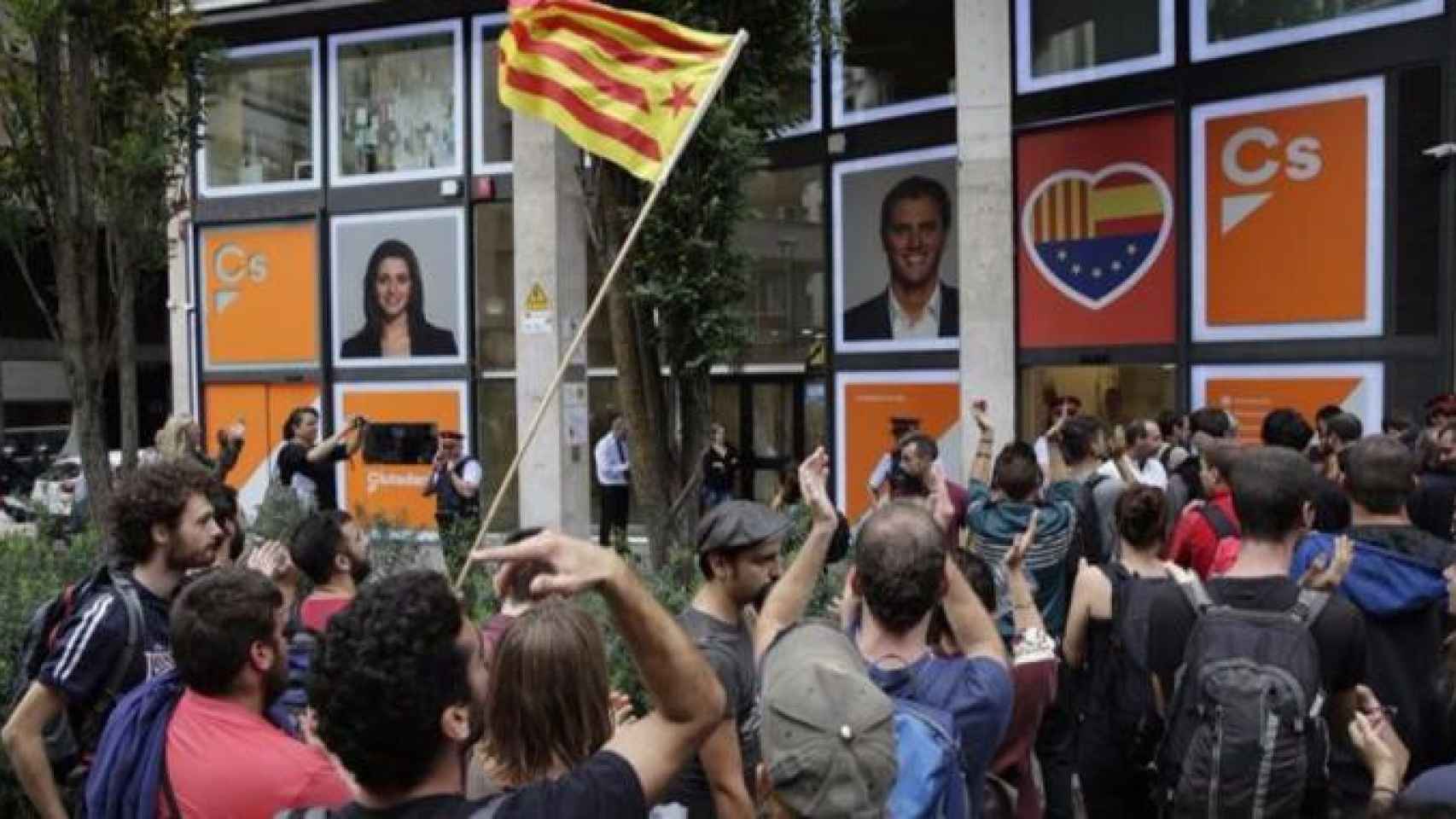 Escrache independentista ante la sede de Ciudadanos en Barcelona, muestra de odio político en Cataluña / EFE
