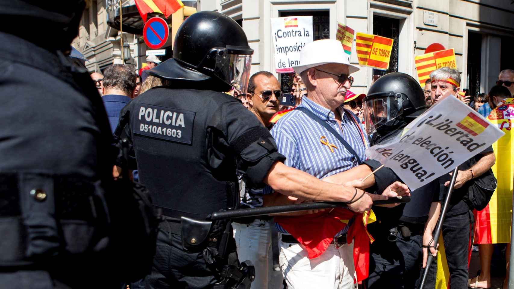 Los Mossos durante la manifestación de Hablamos Español en defensa del derecho a elegir la lengua vehicular de la enseñanza como los wallon / EFE