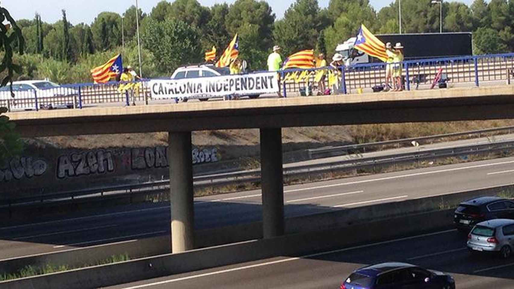 Acción independentista de los CDR en un puente de una autopista en Sant Cugat del Vallès / ANC