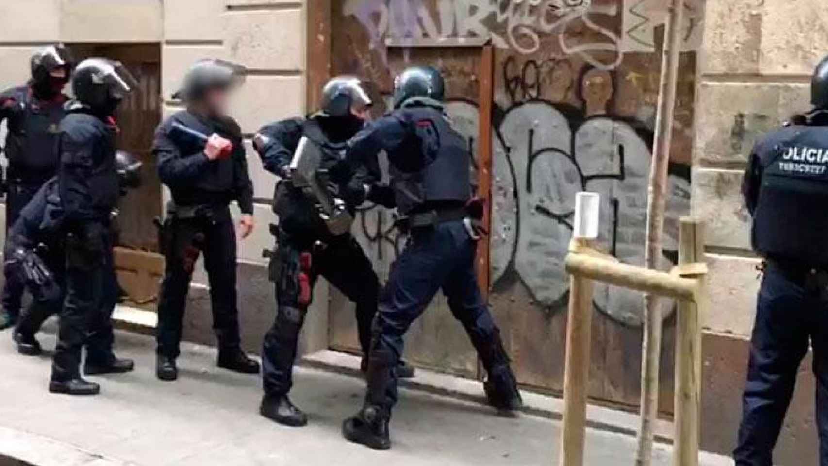 Una intervención de los Mossos d'Esquadra contra un narcopiso en Ciutat Vella / CG