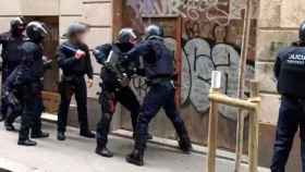 Una intervención de los Mossos d'Esquadra contra un narcopiso en Ciutat Vella / CG