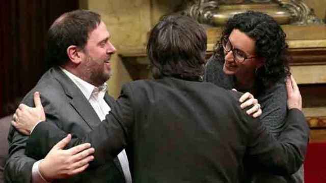 Oriol Junqueras (i), Carles Puigdemont (c) y Marta Rovira (d) en el Parlamento de Cataluña. Los bandazos de ERC descolocan al PDeCAT / CG
