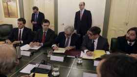 El diputado de Unió Josep Sánchez LLibre, firmando el pacto antiyihadista en la reunión de este jueves.