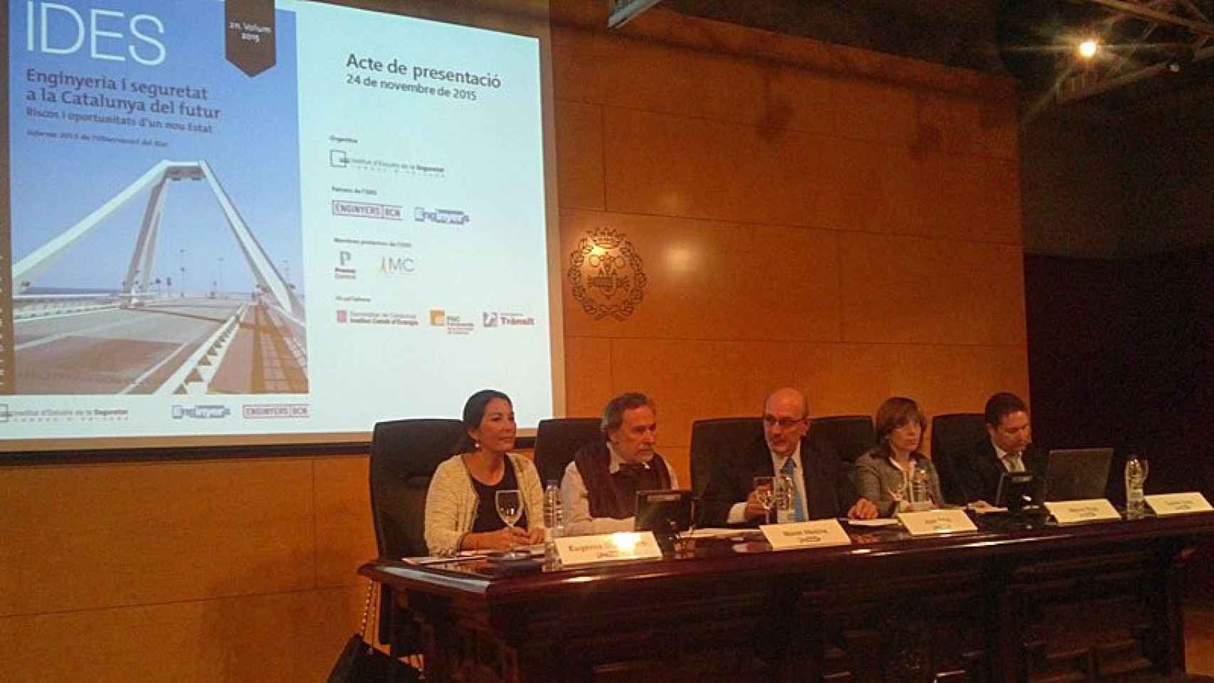 Eugenia Doménech (Servei Català de Trànsit), Manel Medina (UPC), Joan Ribó (Observatorio del Riesgo), Mercè Rius (Instituto Catalán de Energía) y Carles Cots (FGC), durante la presentación del informe