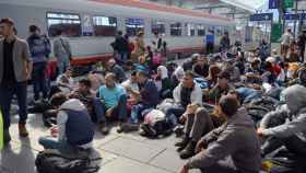 Cientos de refugiados esperan en la estación de Salzburgo el restablecimiento de la línea que les lleva a Alemania.