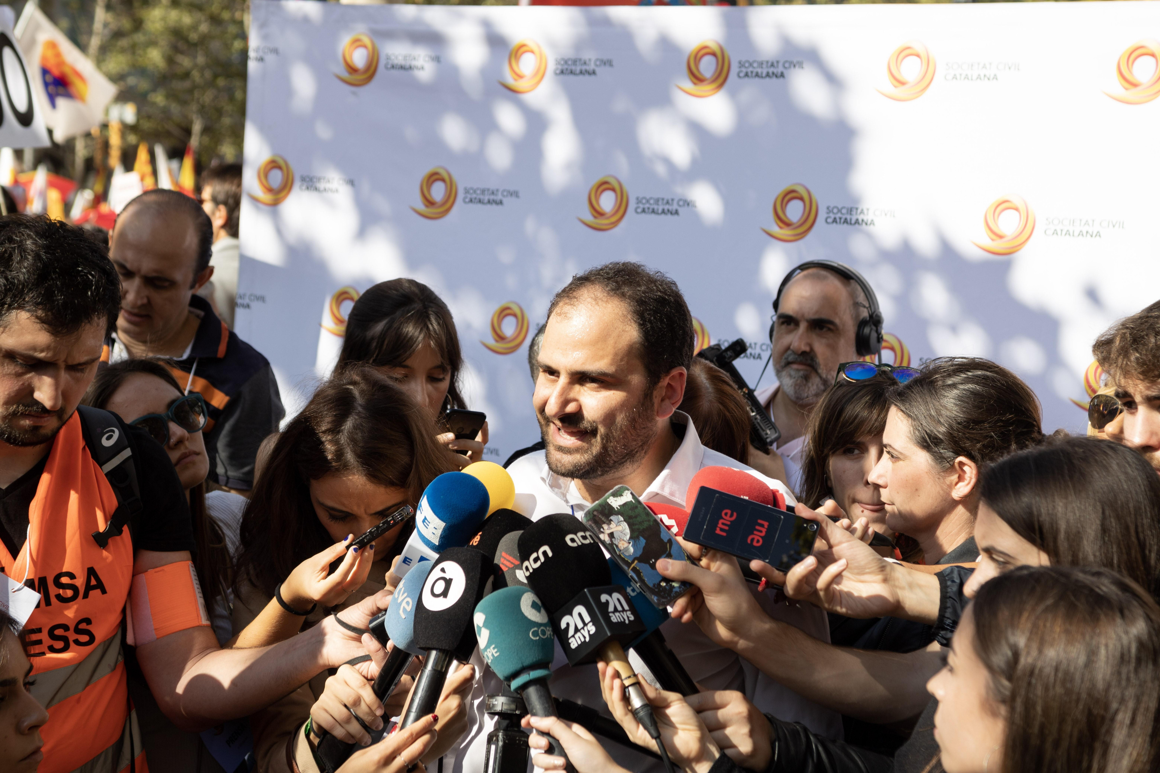 El presidente de Sociedad Civil Catalana Fernando Sánchez Costa atiende a los medios de comunicación / LP