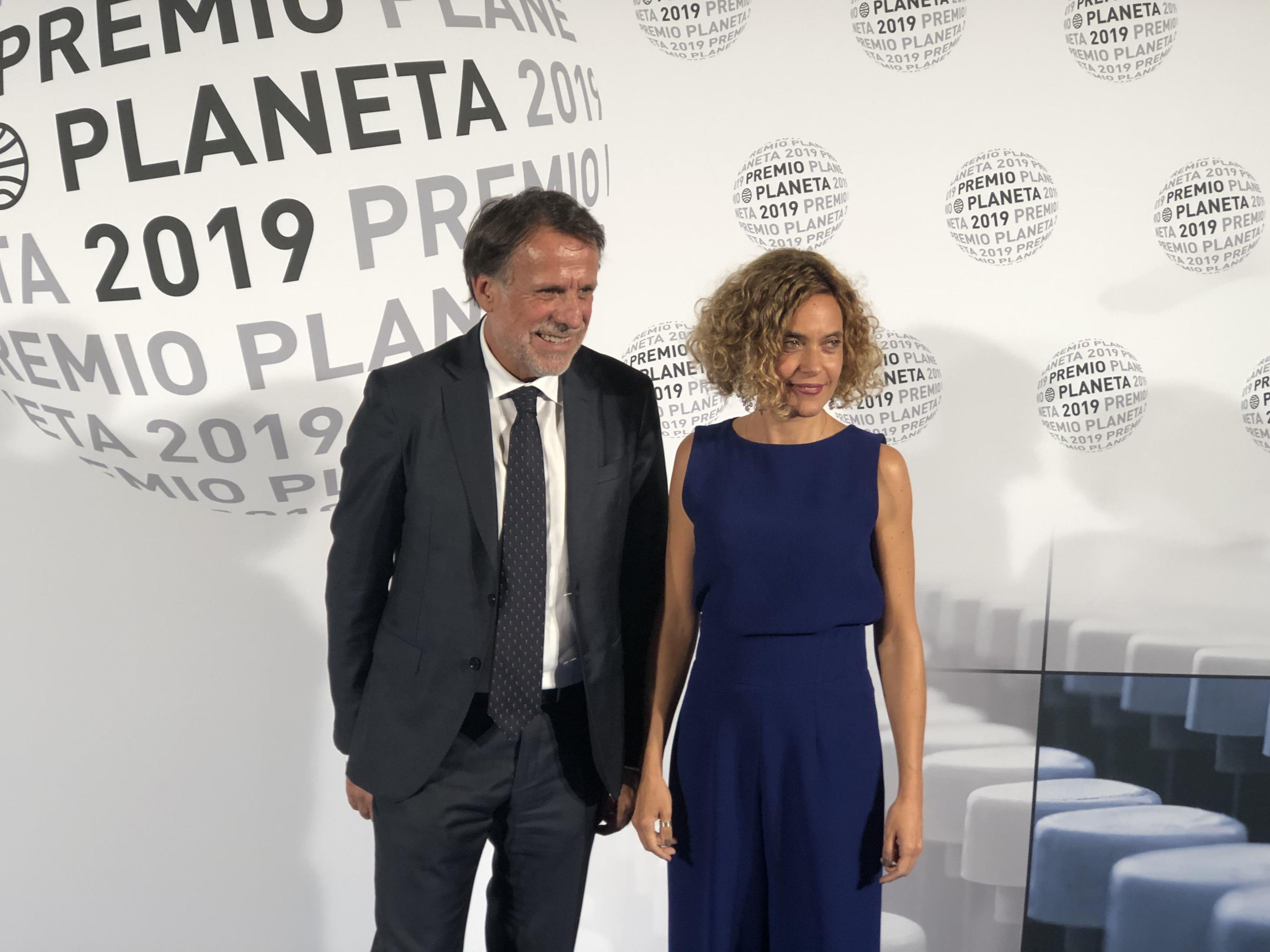 Meritxell Batet, presidenta del Congreso, junto al presidente de Planeta, José Creuheras / CG