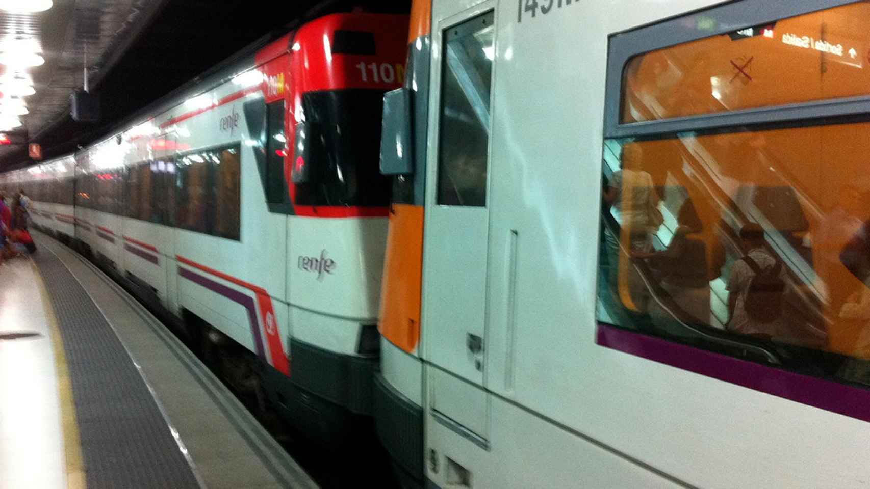 Imagen de archivo de un tren de Rodalies en Barcelona, como los de la R2, que necesitarán un refuerzo por carretera tras las incidencias de Gavà  / EP