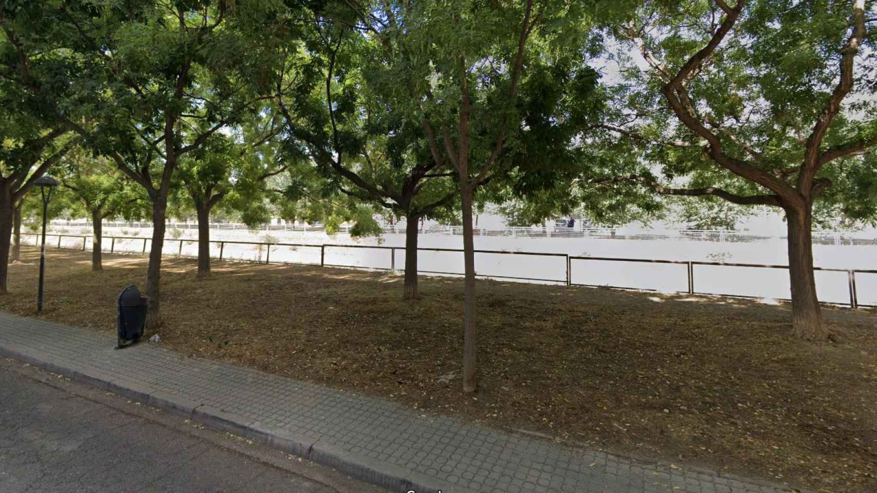 Canal del Seròs a su paso por el barrio de La Bordeta, en Lleida, donde este lunes tres jóvenes salvaron a un hombre que estaba a punto de morir ahogado  / TWITTER