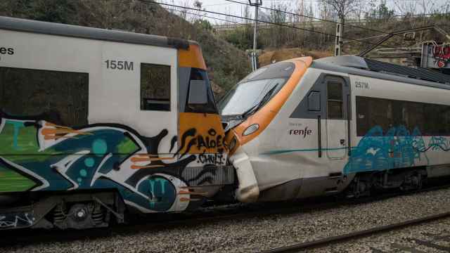 Un tren embiste a otro en la estación de Montcada i Reixac / LORENA SOPENA - EUROPA PRESS