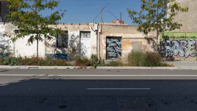 Un local okupado en la zona del Maresme, como es el caso de Mataró donde se triplican desde la pandemia / LUIS MIGUEL AÑÓN (CG)