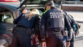 Agentes de la Guardia Urbana de Barcelona, que ha iniciado una prueba piloto para detectar armas blancas en las calles / GUÀRDIA URBANA