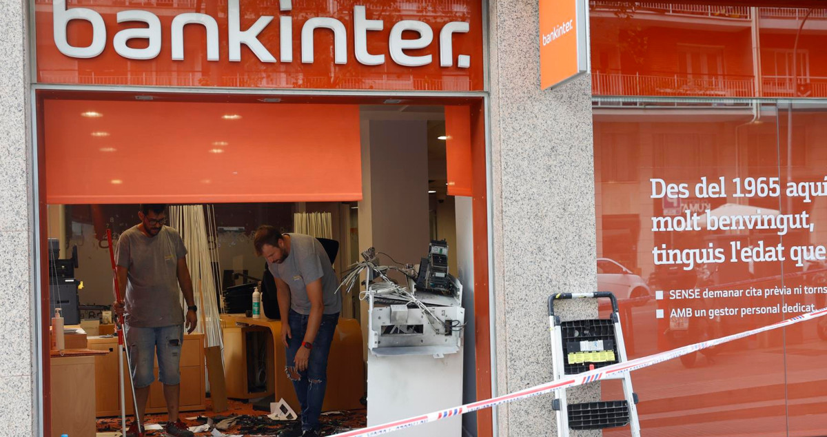 Un grupo de personas roba un cajero automático en una sede de Bankinter en Balmes de Barcelona / Efe