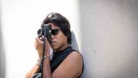 El fotoperiodista peruano Atoq, que perdió la visión de un ojo por la brutalidad policial, sostiene una cámara / LUIS MIGUEL AÑÓN - (CG)