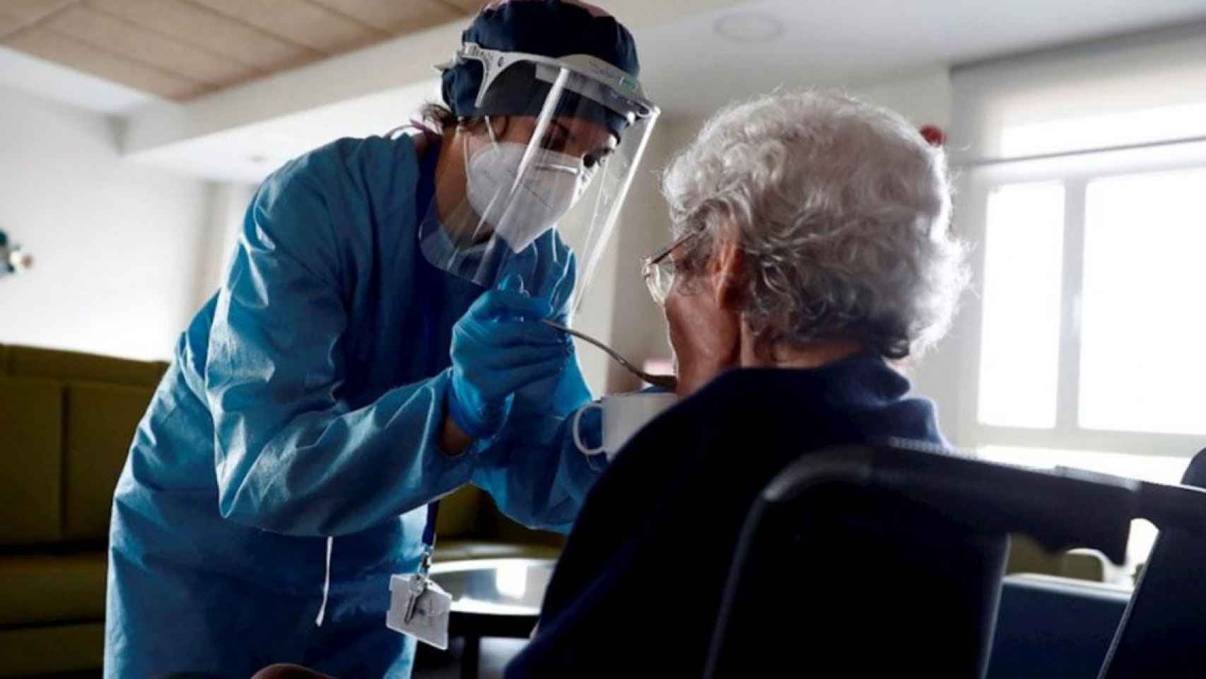 Una anciana en un geriátrico no relacionado con el de la noticia durante la pandemia del coronavirus / EFE
