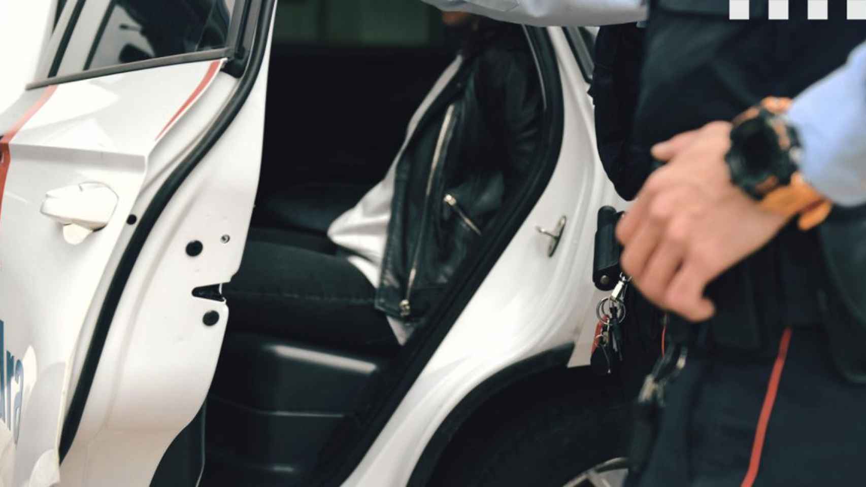 Los Mossos custodian un coche policial con un criminal en su interior / MOSSOS