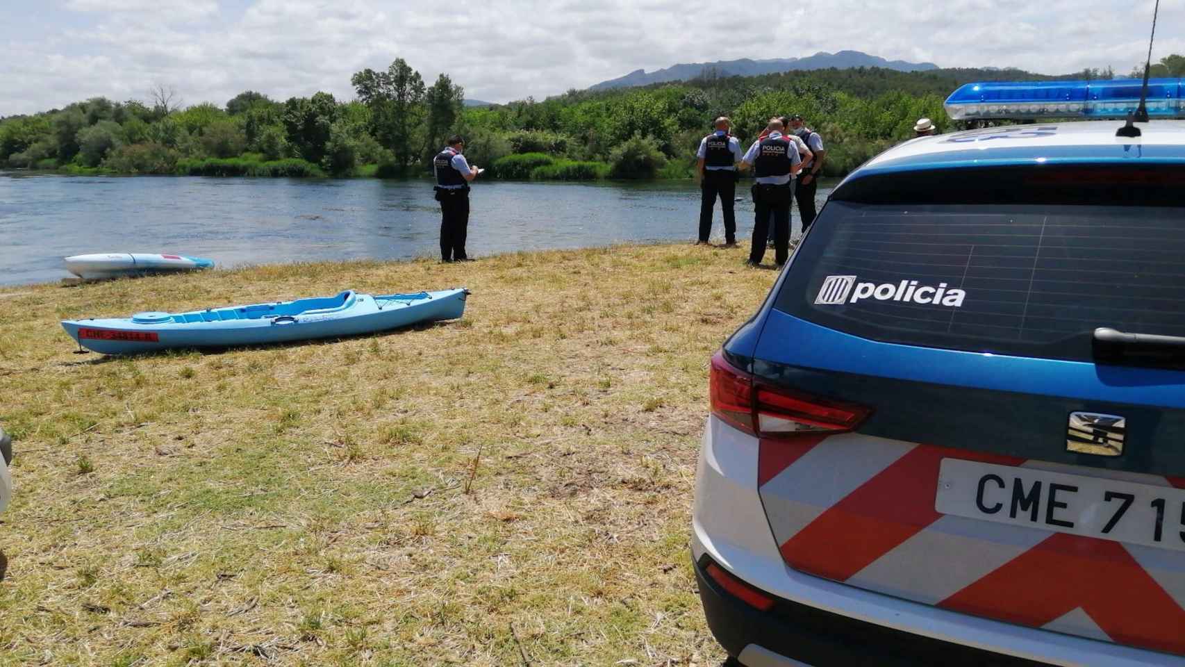 Agentes de los Mossos buscan al menor desaparecido en el río Ebro mientras practicaba kayak / MOSSOS