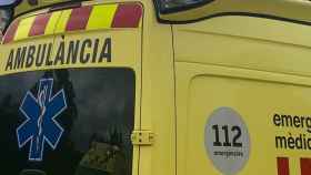 Una ambulancia del SEM: el hombre fue trasladado al hospital Parc Taulí, donde falleció al caer del castillo de Taradell / SEM