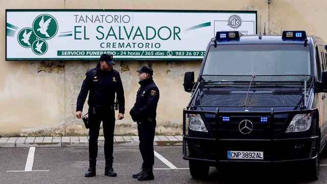 Dos agentes de la Policía Nacional ante un tanatorio de Grupo El Salvador, en Valladolid / EFE