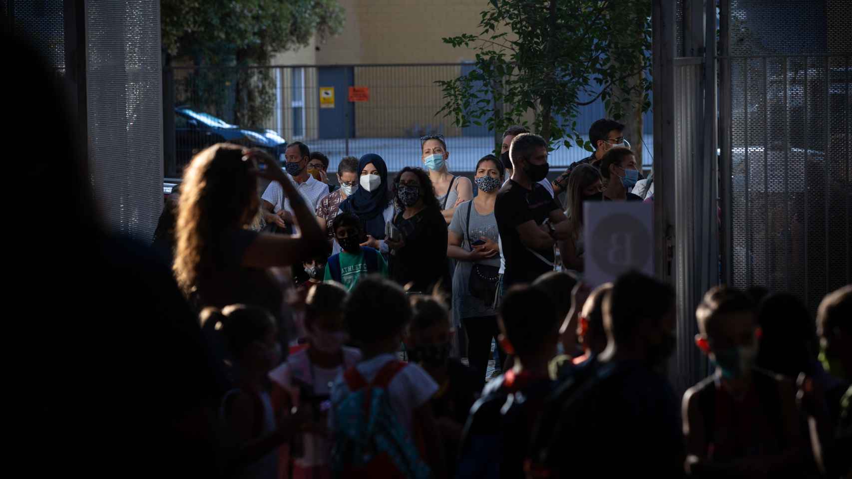 Padres y alumnos esperan a las puertas de un colegio en Cataluña / DAVID ZORRAKINO - EUROPA PRESS