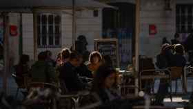 Varias personas sentadas en una terraza tras la reapertura de la restauración, foco de sanciones de Mossos y policía local si no se usan de forma correcta / EP