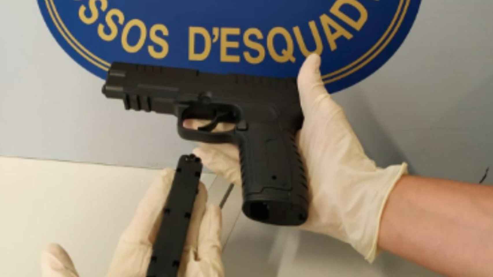 Pistola simulada con la que el hombre atracó una entidad bancaria en Tarragona / MOSSOS D'ESQUADRA