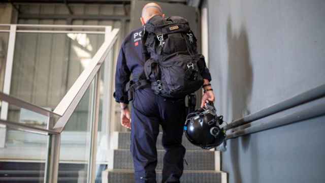 Un mosso inicia su jornada laboral en el aeródromo de Sabadell / EP