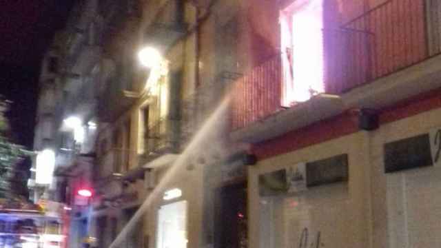 La vivienda en llamas donde los bomberos han rescatado a una persona / BOMBERS