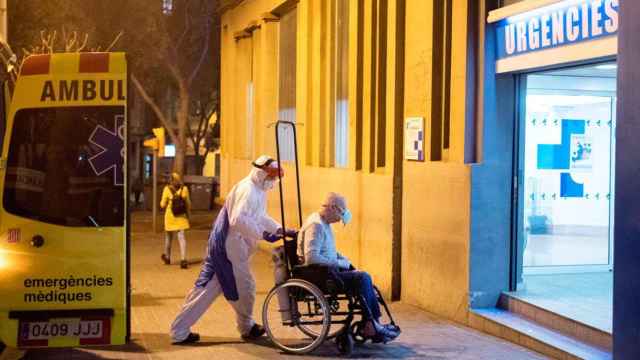 Imagen de un sanitario entrando a un enfermo sospechoso de coronavirus en el Hospital Dos de Maig de Barcelona / EFE