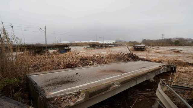 Puente d'en Pixota en la localidad de Malgrat de Mar, donde la crecida del río Tordera se ha llevado dos puentes interrumpiendo la circulación de trenes por la costa catalana y de vehículos por la carretera que comunica con Blanes / EFE