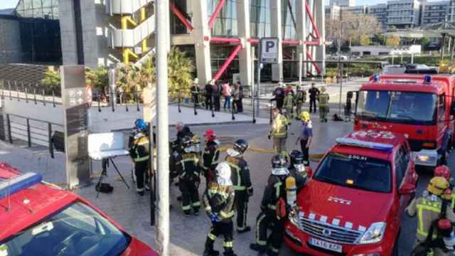 Efectivos de bomberos ante el hotel de L'Hospitalet, desalojado por el incendio / EFE