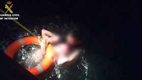Rescate de un hombre que se estaba ahogando en el puerto de Barcelona / GUARDIA CIVIL