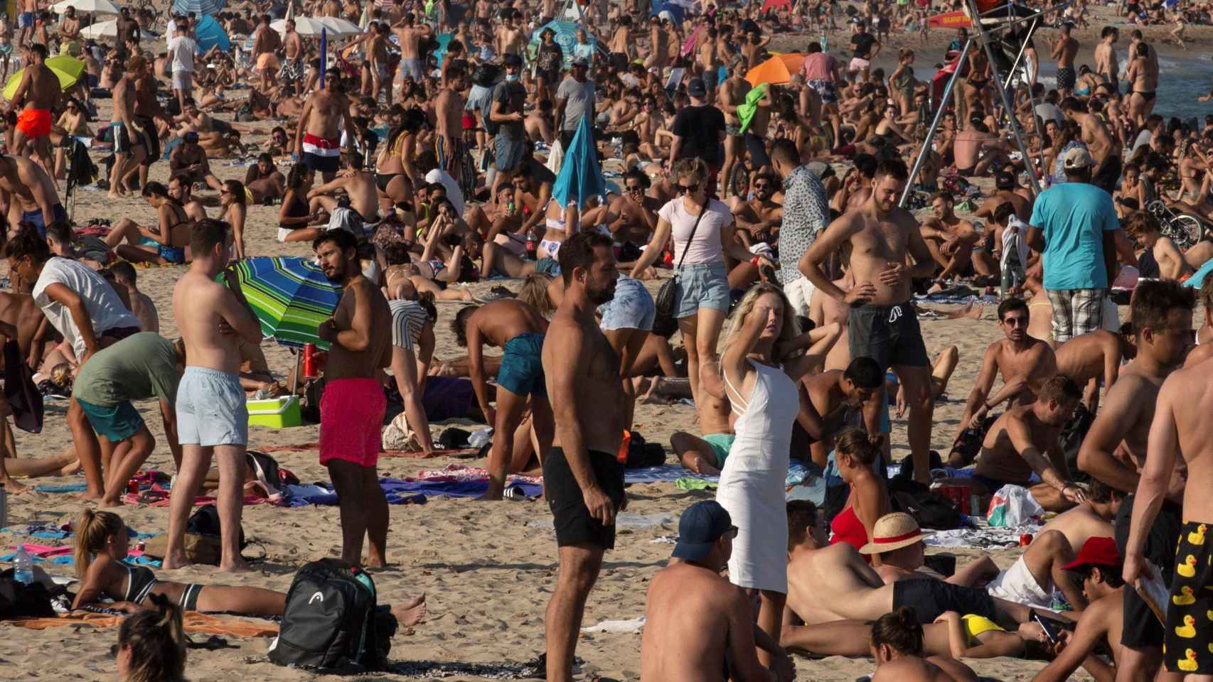 Decenas de personas en la playa de Bogatell de Barcelona / EFE