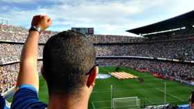 Un aficionado del Barça disfruta de un partido de fútbol en el Camp Nou / CG