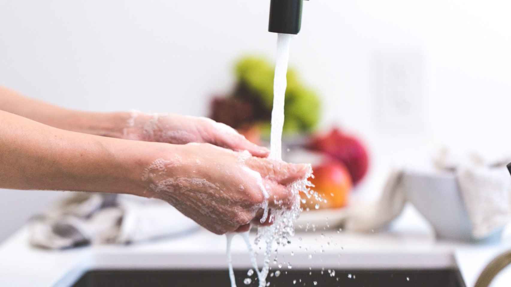 Persona lavándose las manos en un fregadero. Pexels photo