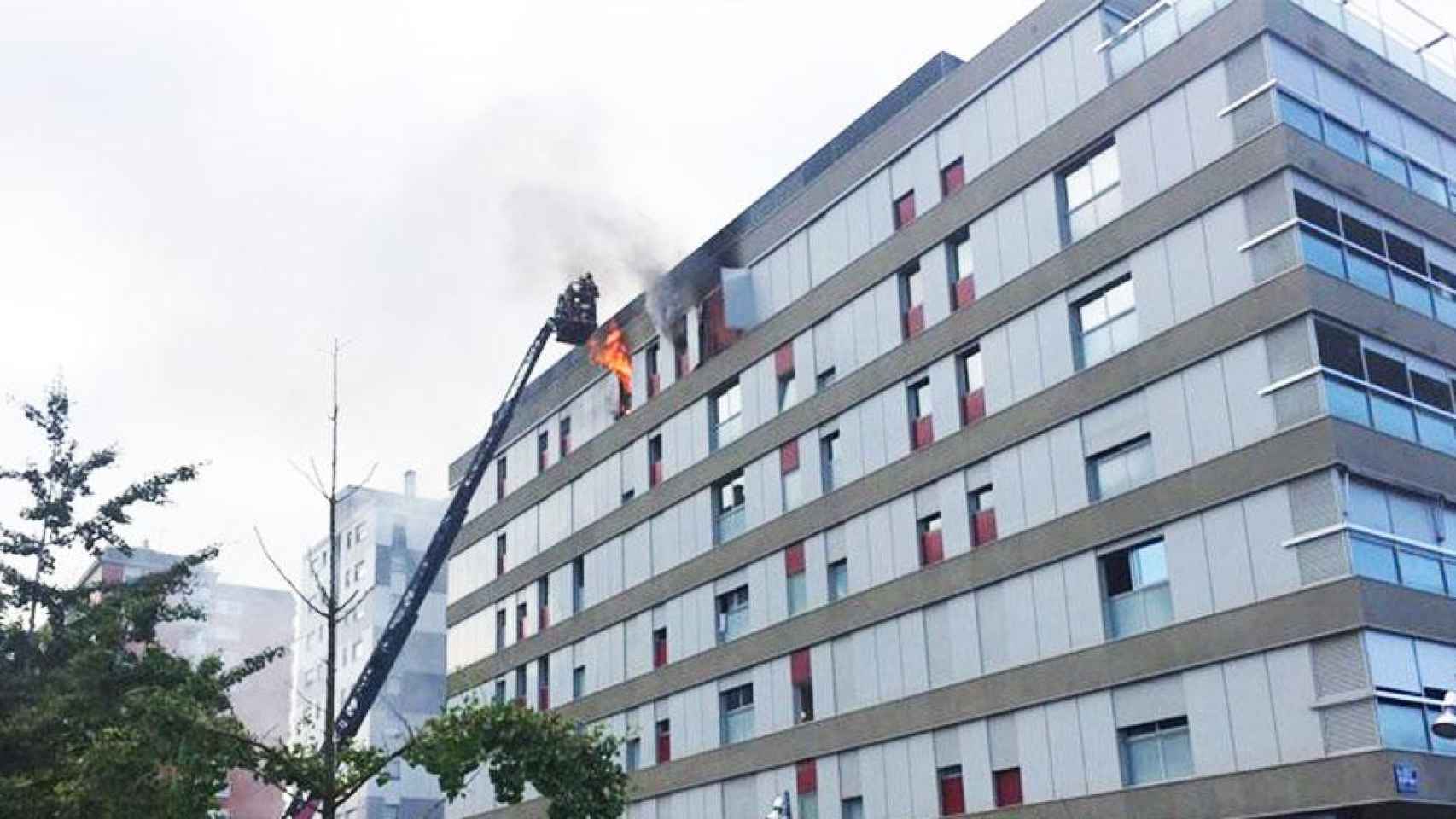 Efectivos de los bomberos en el incendio de un edificio de Terrassa / BOMBERS