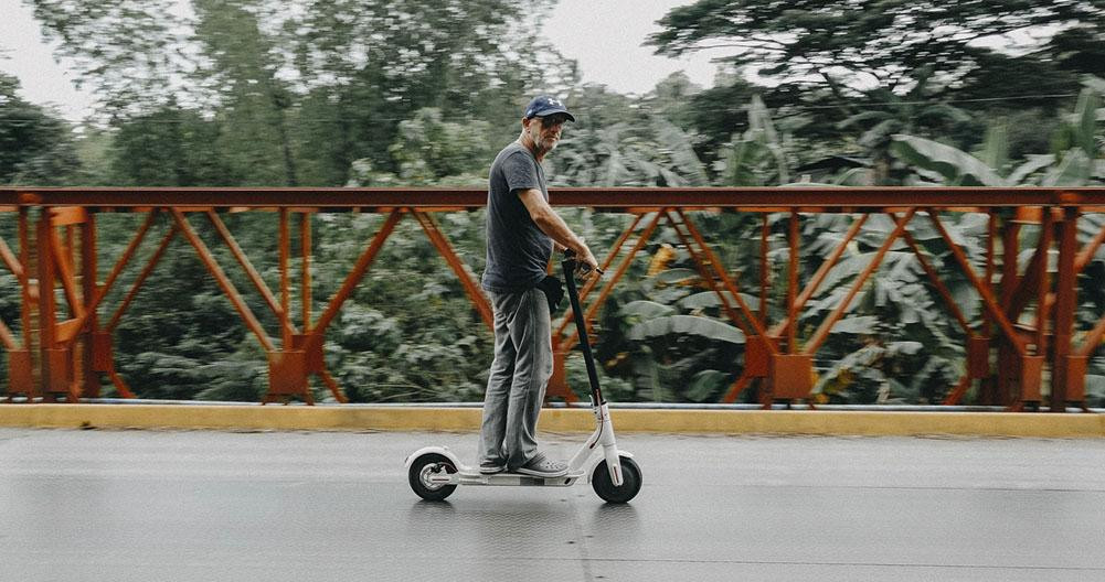 Una persona circulando en patinete eléctrico por una ciudad / PEXELS
