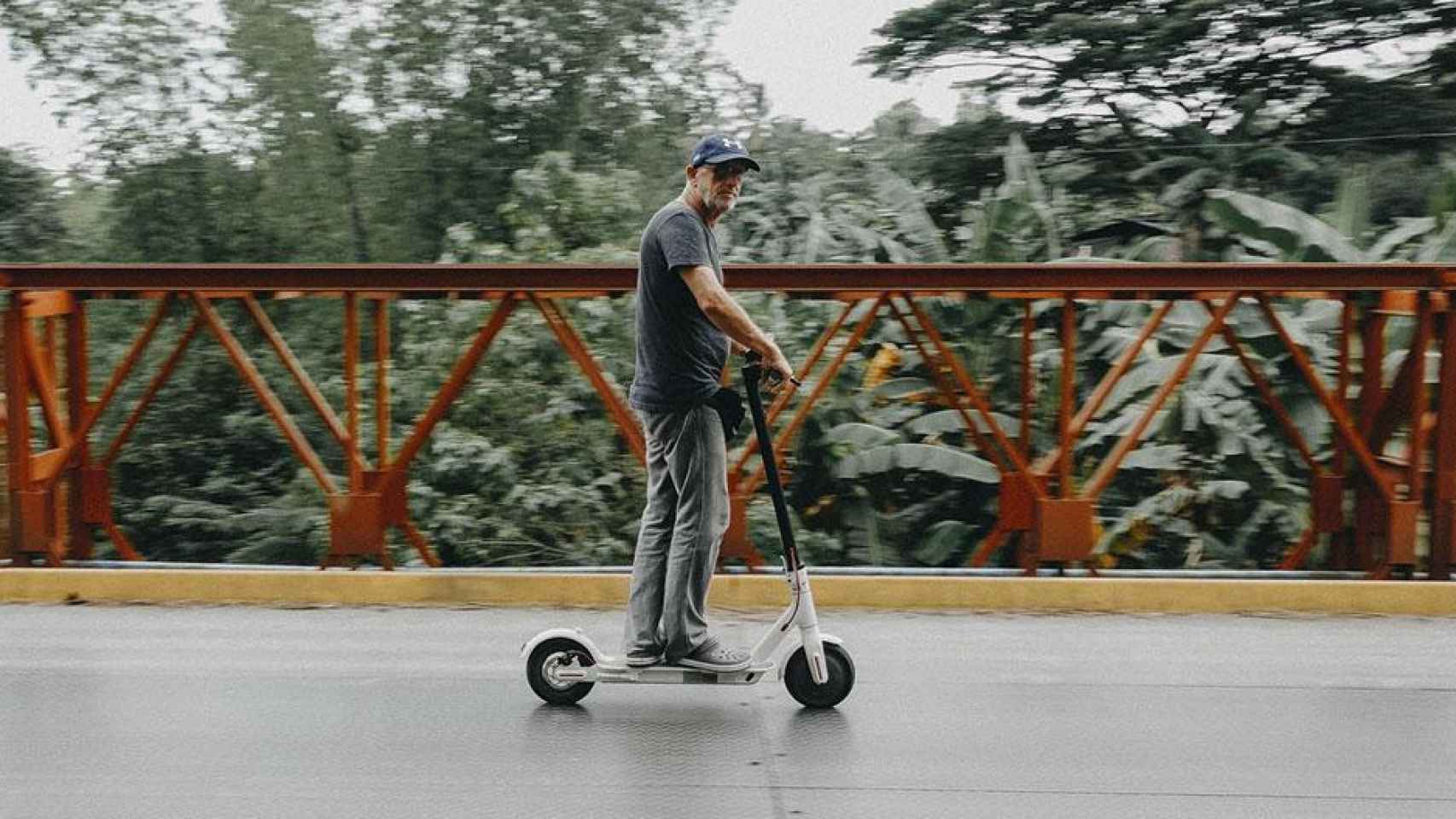 Una persona circulando en patinete eléctrico por una ciudad / PEXELS