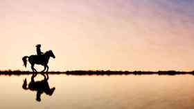 Una mujer haciendo una ruta a caballo por Cataluña / PIXABAY