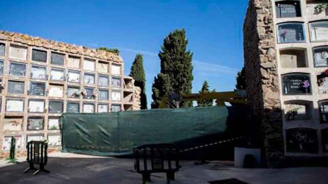 El bloque de nichos del Cementerio de Montjuïc de Barcelona que se hundió el año pasado. Derrumbe / CG