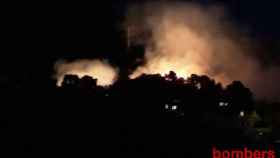 Fuego y humo, tras el incendio en una zona forestal de Castelldefels / TWITTER BOMBERS