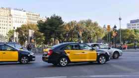 Taxis circulando por el centro de Barcelona