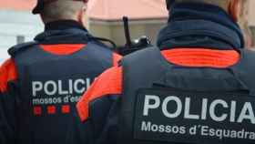 Agentes de los Mossos d'Esquadra, cuyos agentes se han desplazado a la Junquera tras la alarma de la Guardia Civil de que un hombre había gritado 'Alá es grande'/ EFE