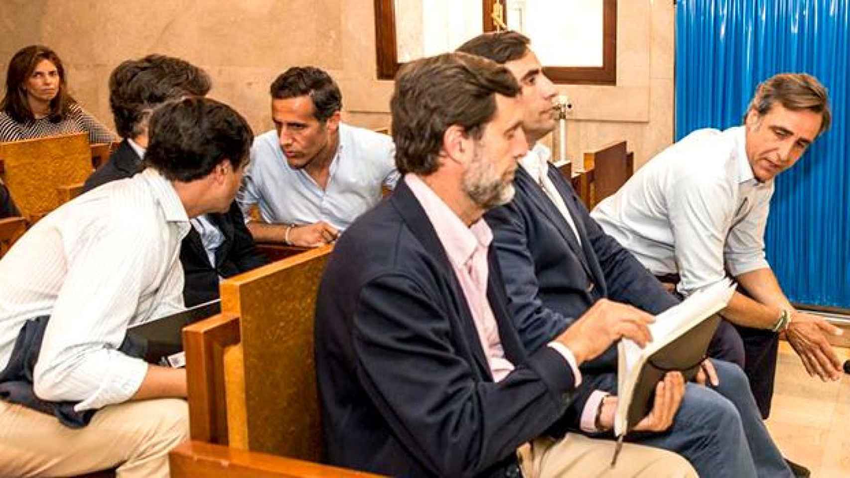 Momento del juicio en la Audiencia de Palma a los seis hermanos Ruiz-Mateos. En primera fila, de izquierda a derecha, Zoilo, José María y Javier; en segunda fila, Alfonso, Pablo y Álvaro / EFE