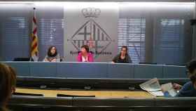 Carme Borrell, Laia Ortiz y Gemma Tarafa, en rueda de prensa en el Ayuntamiento de Barcelona / CG