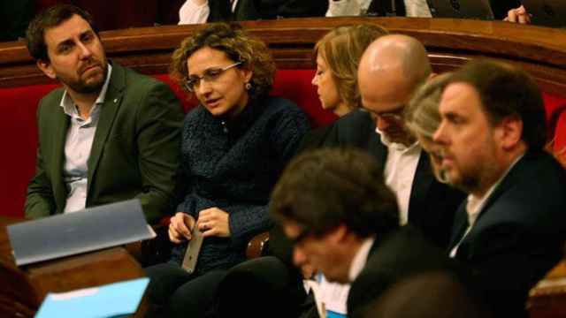 El consejero de Salud, Toni Comín, en el Parlament con Oriol Junqueras, vicepresidente del Govern / EFE