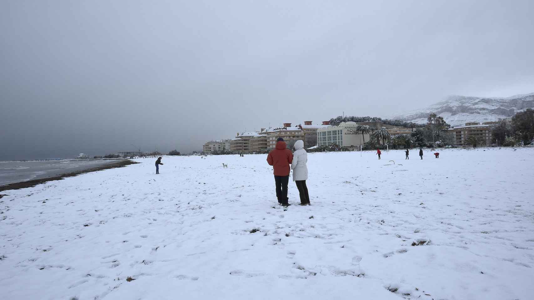 Playas de Les Marines, en Denia, completamente nevada por la ola de frío que golpea el país / EFE